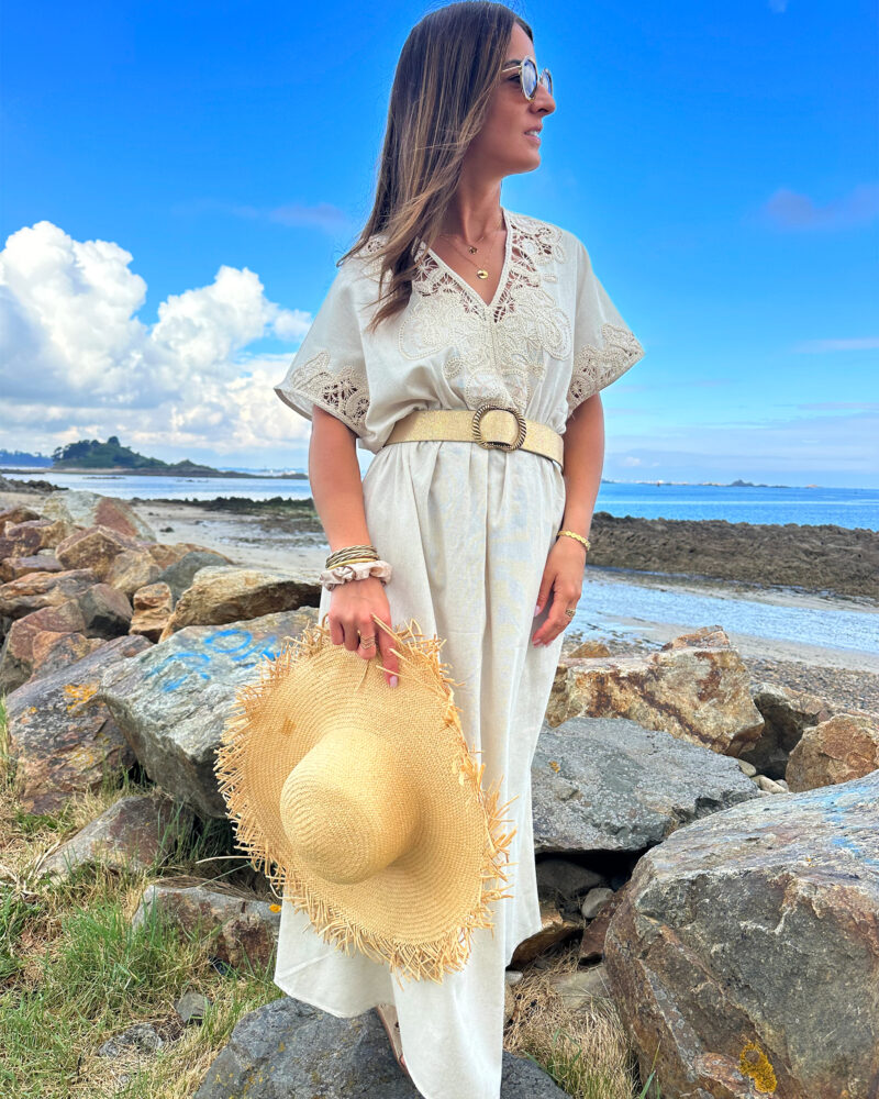 La robe SOFIA est la pièce idéale pour toutes vos occasions créant une allure bohême chic. Son décolleté en V et sa taille marquée soulignent la silhouette, tandis que les manches amples apportent une touche de fluidité. Elle se marie à merveille avec des sandales compensées et de beaux bijoux. • Joli décolleté V • Manches courtes • Détails dentelle sur l’avant et les manches • Taille élastiquée pour un maximum de confort On aime la porter avec de jolis bijoux dorés pour un look bohème chic super tendance !