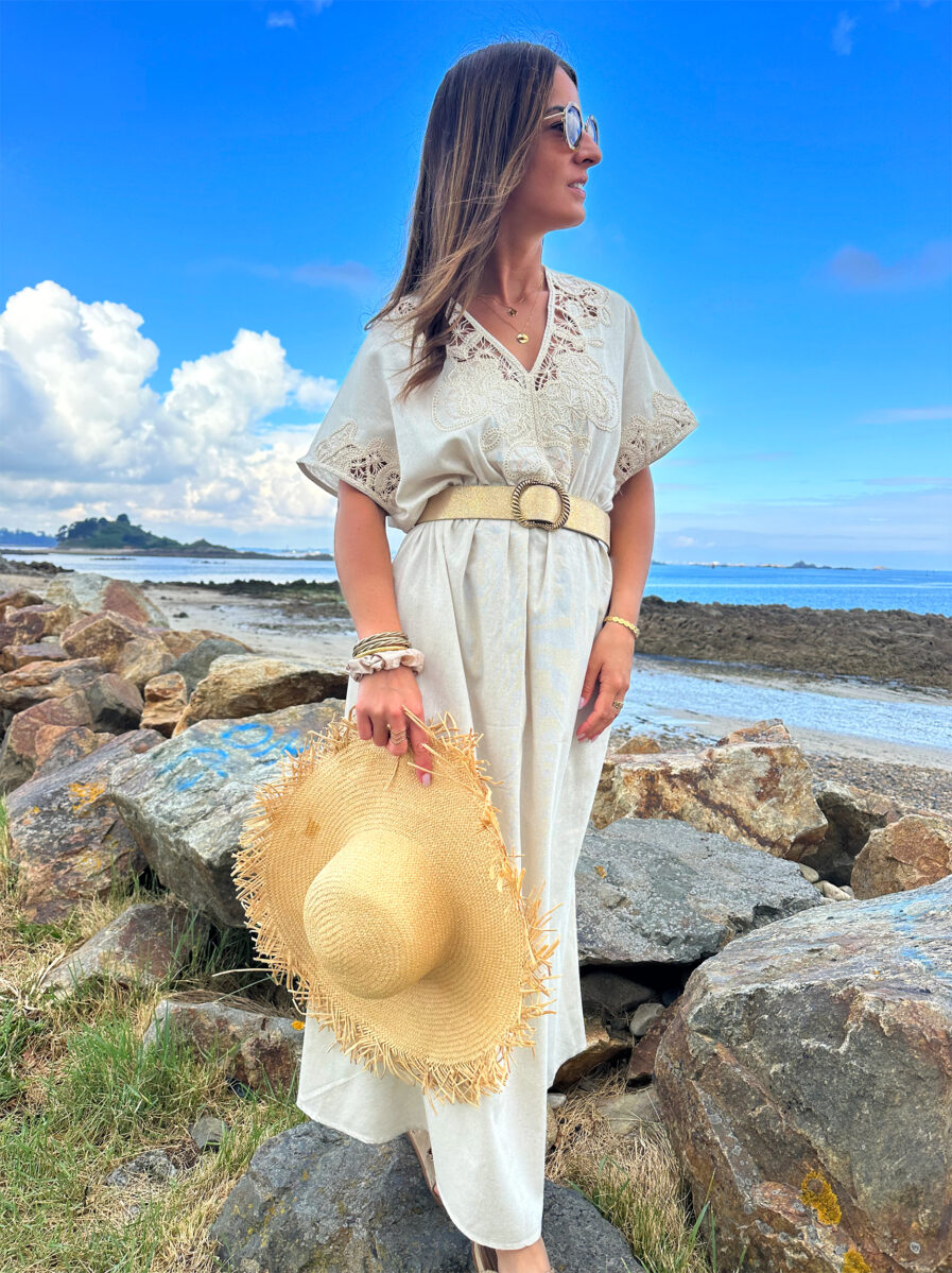 La robe SOFIA est la pièce idéale pour toutes vos occasions créant une allure bohême chic. Son décolleté en V et sa taille marquée soulignent la silhouette, tandis que les manches amples apportent une touche de fluidité. Elle se marie à merveille avec des sandales compensées et de beaux bijoux. • Joli décolleté V • Manches courtes • Détails dentelle sur l’avant et les manches • Taille élastiquée pour un maximum de confort On aime la porter avec de jolis bijoux dorés pour un look bohème chic super tendance !
