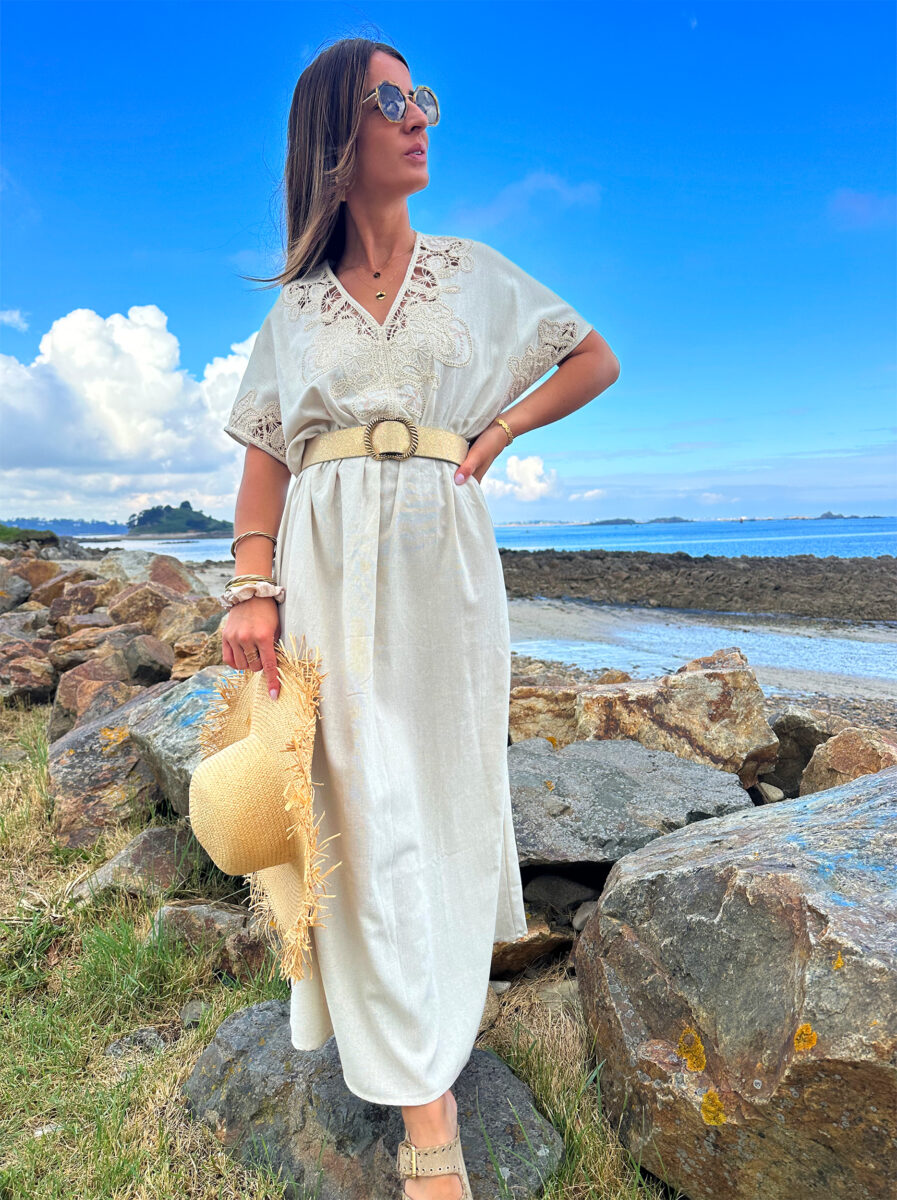 La robe SOFIA est la pièce idéale pour toutes vos occasions créant une allure bohême chic. Son décolleté en V et sa taille marquée soulignent la silhouette, tandis que les manches amples apportent une touche de fluidité. Elle se marie à merveille avec des sandales compensées et de beaux bijoux. • Joli décolleté V • Manches courtes • Détails dentelle sur l’avant et les manches • Taille élastiquée pour un maximum de confort On aime la porter avec de jolis bijoux dorés pour un look bohème chic super tendance !