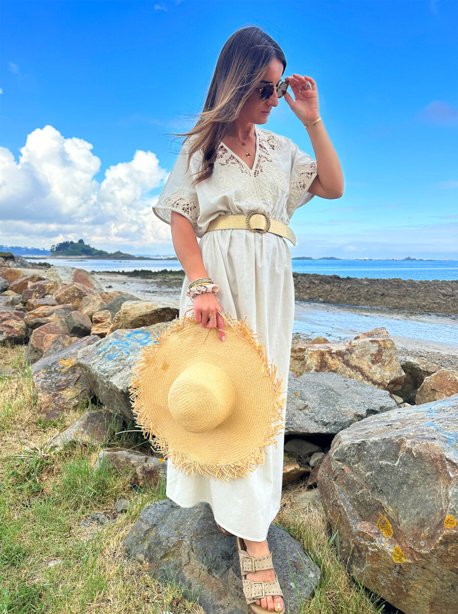 La robe SOFIA est la pièce idéale pour toutes vos occasions créant une allure bohême chic. Son décolleté en V et sa taille marquée soulignent la silhouette, tandis que les manches amples apportent une touche de fluidité. Elle se marie à merveille avec des sandales compensées et de beaux bijoux. • Joli décolleté V • Manches courtes • Détails dentelle sur l’avant et les manches • Taille élastiquée pour un maximum de confort On aime la porter avec de jolis bijoux dorés pour un look bohème chic super tendance !