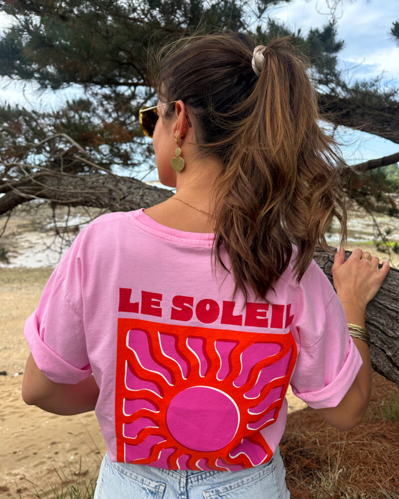 Idéal pour les journées ensoleillées, ce t-shirt est un incontournable de la saison ajoutant une touche estivale et positive à votre tenue ! T-shirt rose Col rond Coupe légèrement oversize Inscription soleil sur l’avant et dans le dos 100% Coton Fabriqué en Italie