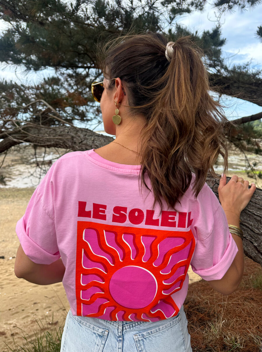 Idéal pour les journées ensoleillées, ce t-shirt est un incontournable de la saison ajoutant une touche estivale et positive à votre tenue ! T-shirt rose Col rond Coupe légèrement oversize Inscription soleil sur l’avant et dans le dos 100% Coton Fabriqué en Italie