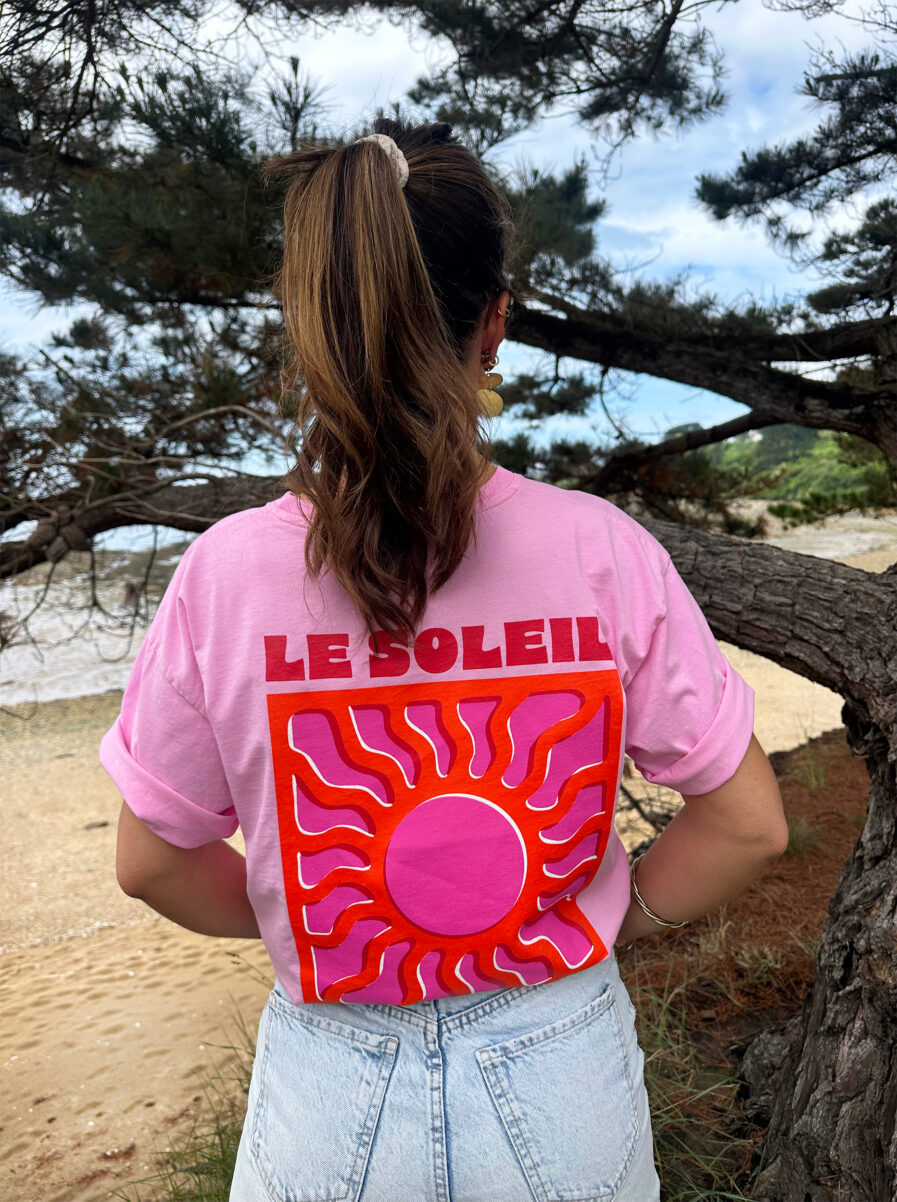 Idéal pour les journées ensoleillées, ce t-shirt est un incontournable de la saison ajoutant une touche estivale et positive à votre tenue ! T-shirt rose Col rond Coupe légèrement oversize Inscription soleil sur l’avant et dans le dos 100% Coton Fabriqué en Italie