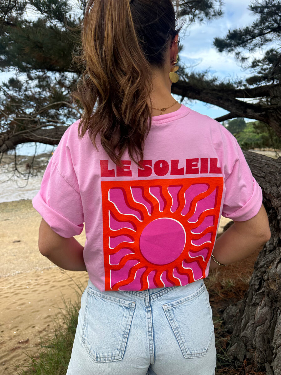 Idéal pour les journées ensoleillées, ce t-shirt est un incontournable de la saison ajoutant une touche estivale et positive à votre tenue ! T-shirt rose Col rond Coupe légèrement oversize Inscription soleil sur l’avant et dans le dos 100% Coton Fabriqué en Italie