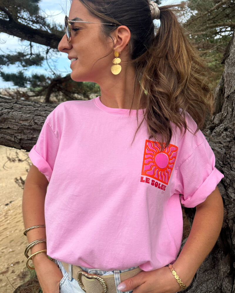 Idéal pour les journées ensoleillées, ce t-shirt est un incontournable de la saison ajoutant une touche estivale et positive à votre tenue ! T-shirt rose Col rond Coupe légèrement oversize Inscription soleil sur l’avant et dans le dos 100% Coton Fabriqué en Italie