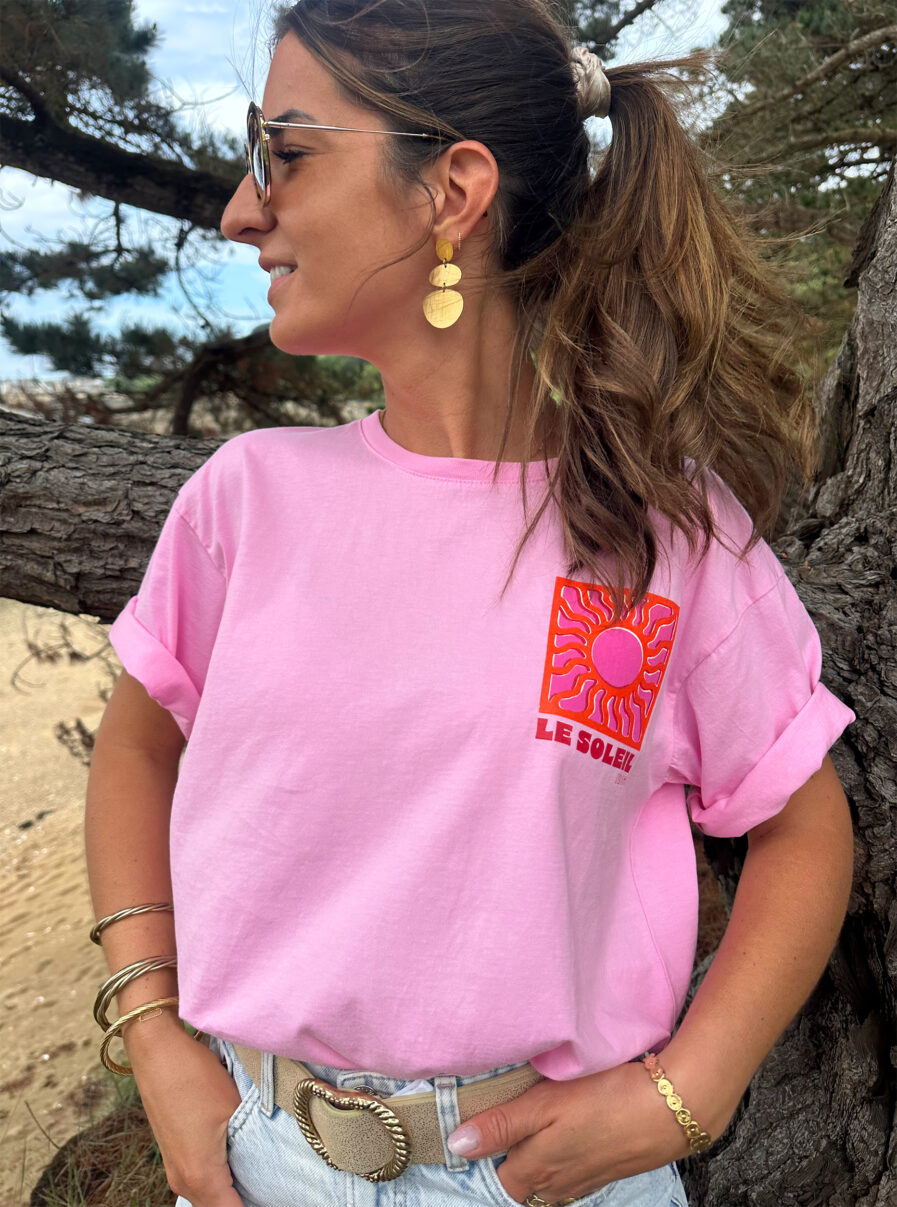 Idéal pour les journées ensoleillées, ce t-shirt est un incontournable de la saison ajoutant une touche estivale et positive à votre tenue ! T-shirt rose Col rond Coupe légèrement oversize Inscription soleil sur l’avant et dans le dos 100% Coton Fabriqué en Italie
