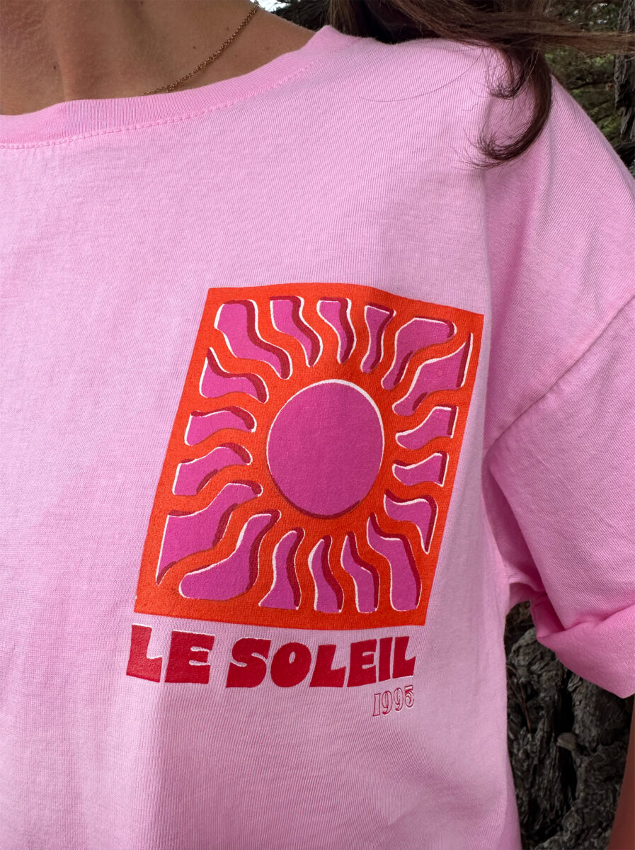 Idéal pour les journées ensoleillées, ce t-shirt est un incontournable de la saison ajoutant une touche estivale et positive à votre tenue ! T-shirt rose Col rond Coupe légèrement oversize Inscription soleil sur l’avant et dans le dos 100% Coton Fabriqué en Italie