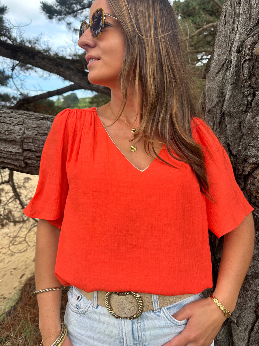 Quoi de mieux qu’un top simple et efficace ? Alba est un top fluide virevoltant ultra vitaminé ! Top uni corail Discret biais doré à l’encolure Manches courtes Modèle doublé sur l’avant Effet de transparence dans le dos et au niveau des manches On adore le porter avec un short et des sandales dorées !