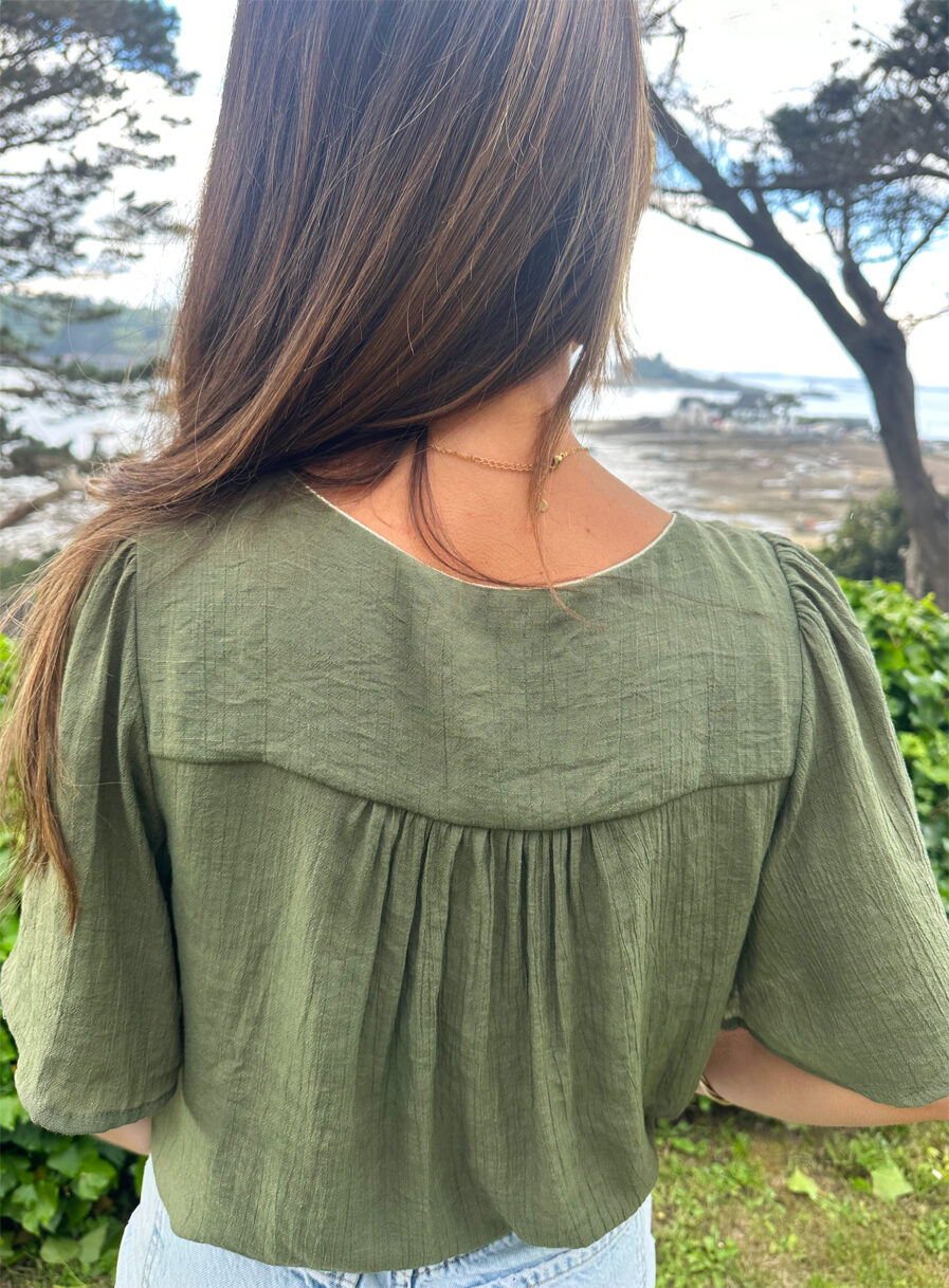 Quoi de mieux qu’un top simple et efficace ? Alba est un top fluide virevoltant qui vous sublimera ! Top uni kaki Discret biais doré à l’encolure Manches courtes Modèle doublé sur l’avant Effet de transparence dans le dos et au niveau des manches On adore le porter avec un short et des sandales dorées !