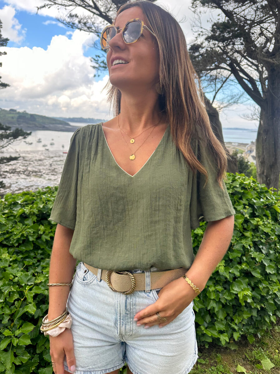 Quoi de mieux qu’un top simple et efficace ? Alba est un top fluide virevoltant qui vous sublimera ! Top uni kaki Discret biais doré à l’encolure Manches courtes Modèle doublé sur l’avant Effet de transparence dans le dos et au niveau des manches On adore le porter avec un short et des sandales dorées !