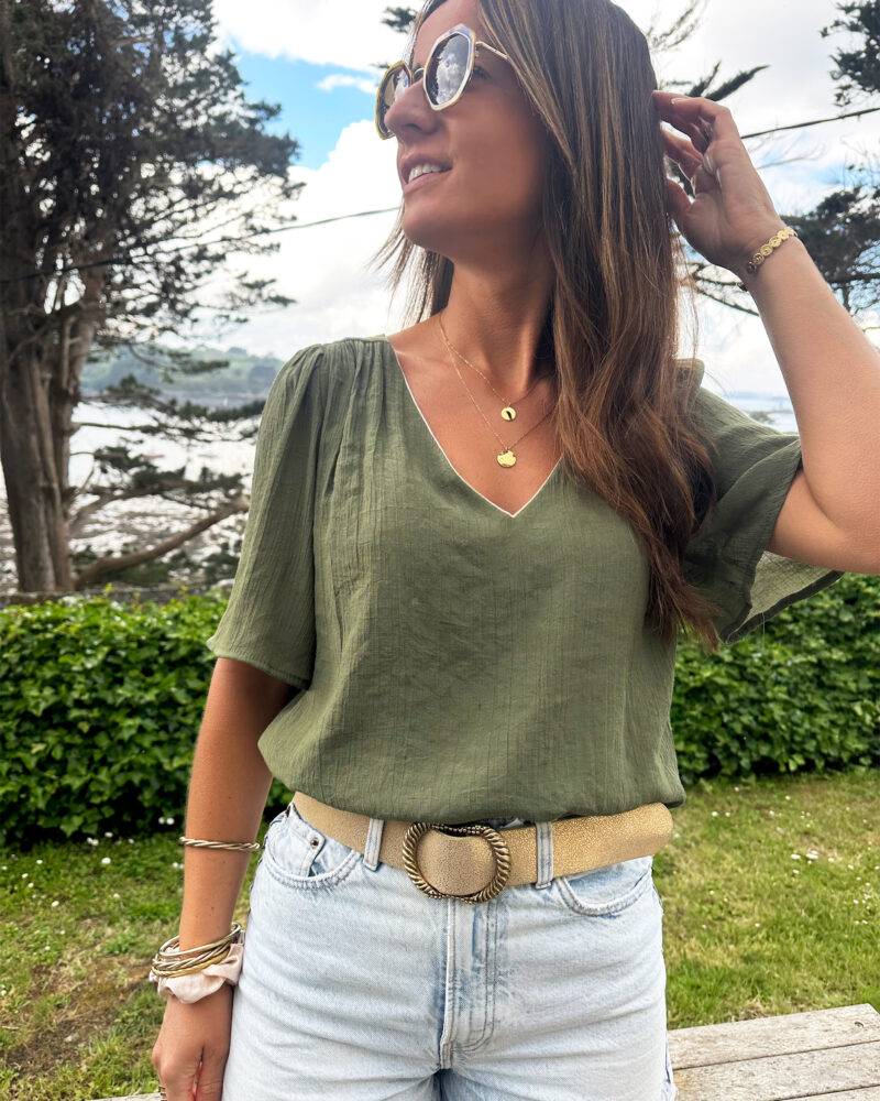 Quoi de mieux qu’un top simple et efficace ? Alba est un top fluide virevoltant qui vous sublimera ! Top uni kaki Discret biais doré à l’encolure Manches courtes Modèle doublé sur l’avant Effet de transparence dans le dos et au niveau des manches On adore le porter avec un short et des sandales dorées !