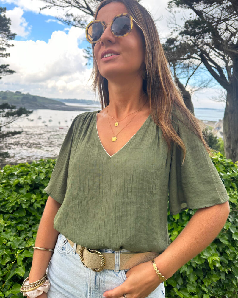 Quoi de mieux qu’un top simple et efficace ? Alba est un top fluide virevoltant qui vous sublimera ! Top uni kaki Discret biais doré à l’encolure Manches courtes Modèle doublé sur l’avant Effet de transparence dans le dos et au niveau des manches On adore le porter avec un short et des sandales dorées !