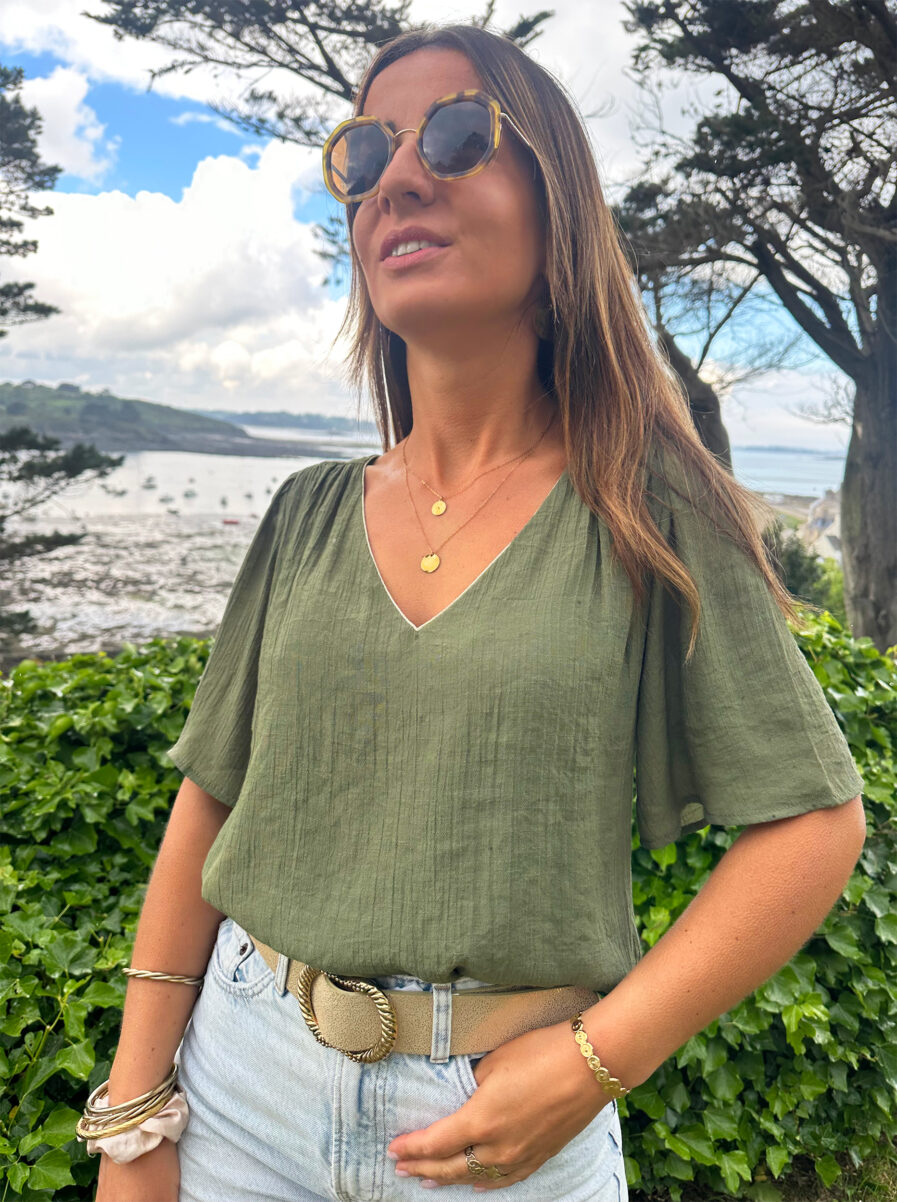 Quoi de mieux qu’un top simple et efficace ? Alba est un top fluide virevoltant qui vous sublimera ! Top uni kaki Discret biais doré à l’encolure Manches courtes Modèle doublé sur l’avant Effet de transparence dans le dos et au niveau des manches On adore le porter avec un short et des sandales dorées !