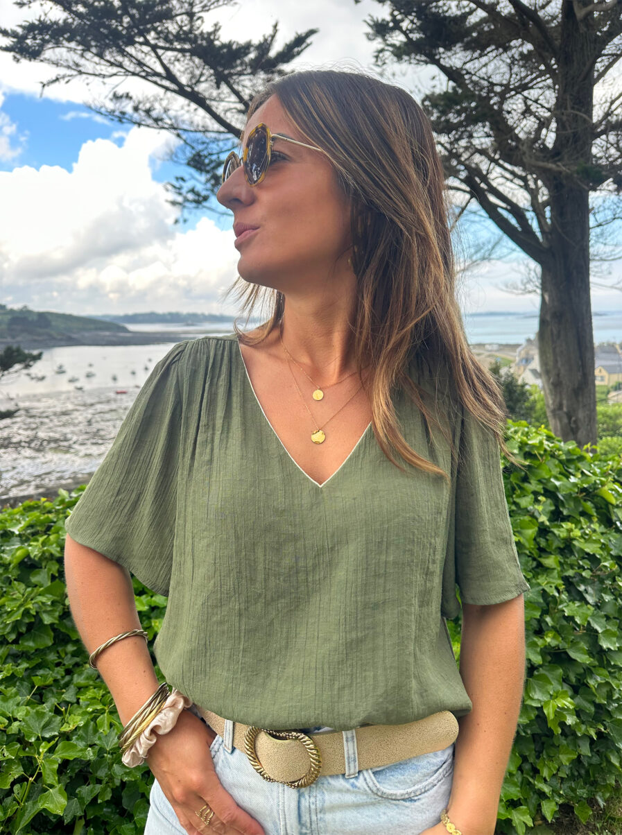 Quoi de mieux qu’un top simple et efficace ? Alba est un top fluide virevoltant qui vous sublimera ! Top uni kaki Discret biais doré à l’encolure Manches courtes Modèle doublé sur l’avant Effet de transparence dans le dos et au niveau des manches On adore le porter avec un short et des sandales dorées !