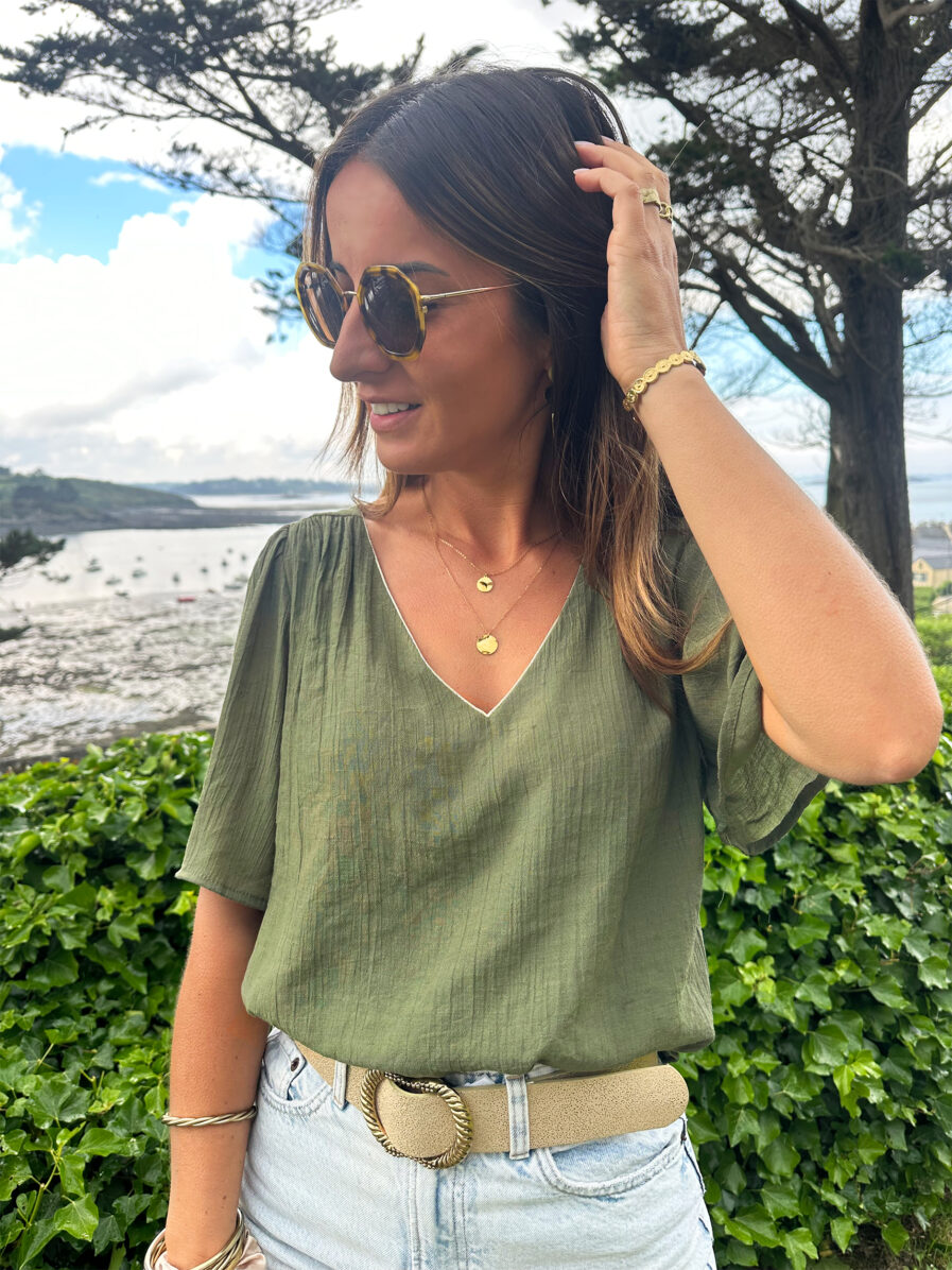 Quoi de mieux qu’un top simple et efficace ? Alba est un top fluide virevoltant qui vous sublimera ! Top uni kaki Discret biais doré à l’encolure Manches courtes Modèle doublé sur l’avant Effet de transparence dans le dos et au niveau des manches On adore le porter avec un short et des sandales dorées !