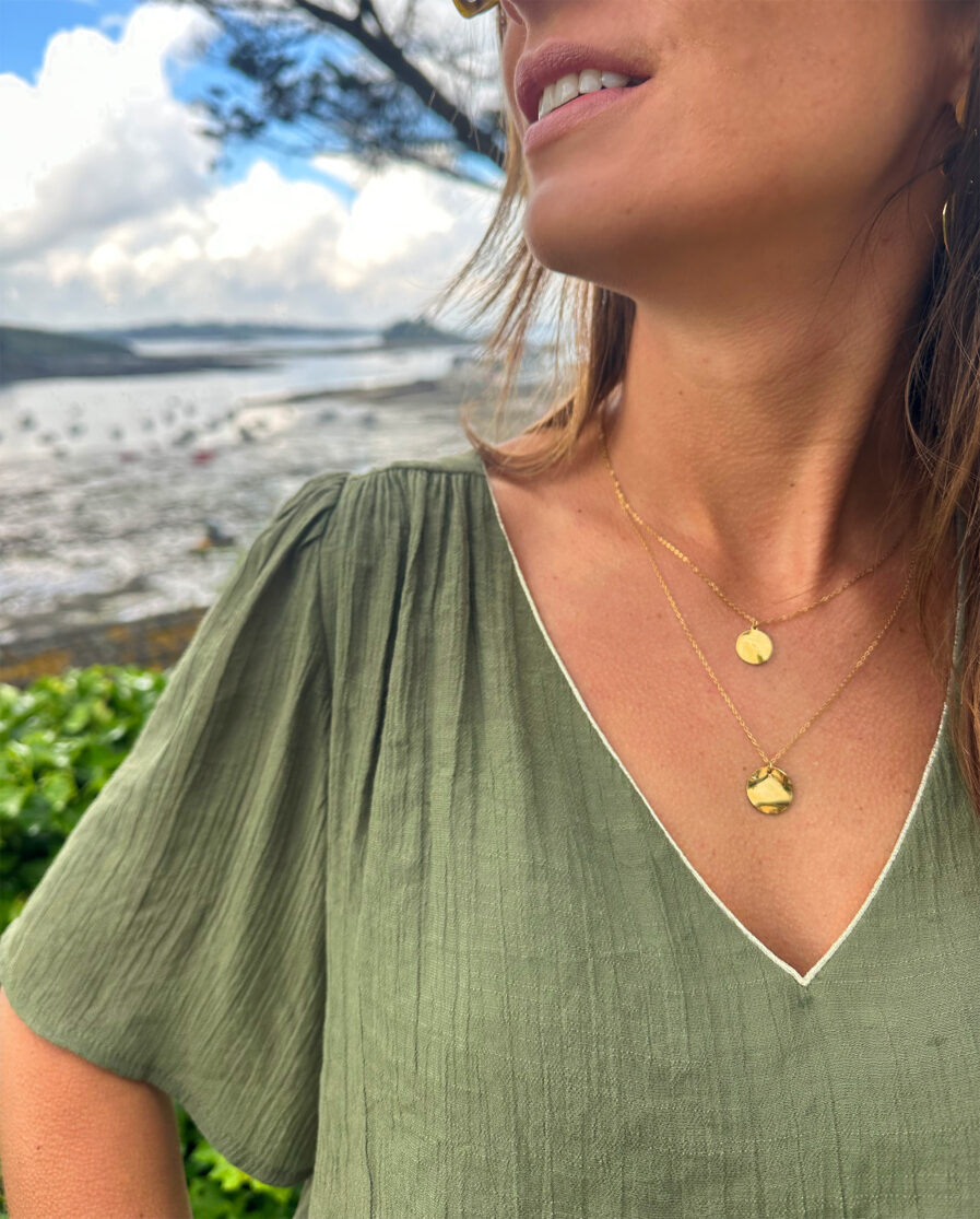 Quoi de mieux qu’un top simple et efficace ? Alba est un top fluide virevoltant qui vous sublimera ! Top uni kaki Discret biais doré à l’encolure Manches courtes Modèle doublé sur l’avant Effet de transparence dans le dos et au niveau des manches On adore le porter avec un short et des sandales dorées !