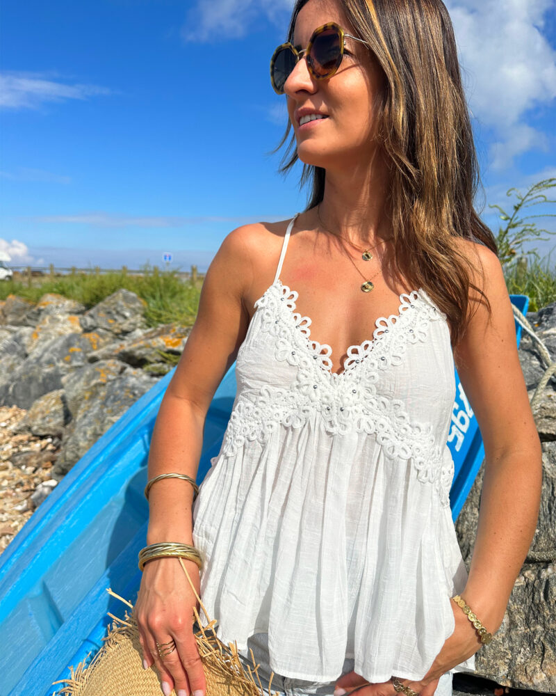 Voici Ana notre nouveau caraco trop mignon ! Simple et raffiné le caraco est un indispensable du dressing des piplettes, une pièce à porter de manière casual ou pour des looks plus sophistiqués. Fines bretelles avec longueur réglable Joli décolleté en V Dentelle sur l’avant avec petits clous Associez-le à votre jean préféré ou rentrez-le dans une jupe taille haute !