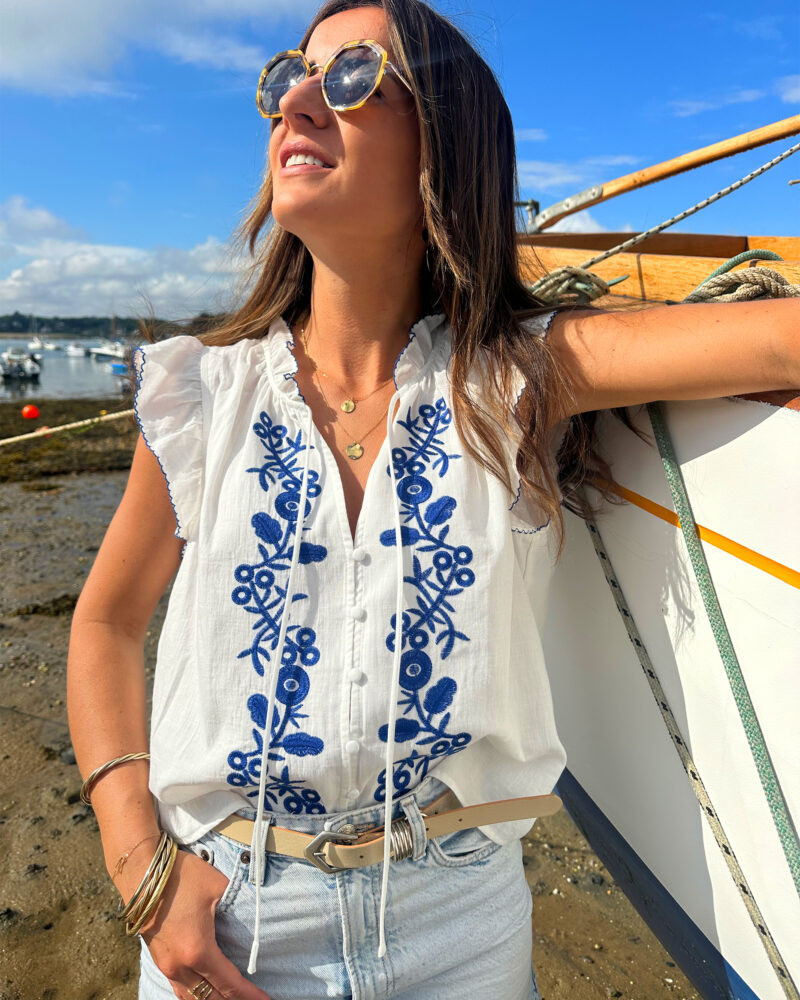 Le Top Valentina représente l’élégance et la féminité grâce à ses somptueux détails en broderie bleue. Ses détails apporteront une touche de romantisme à vos looks. Idéale à porter avec un jean ou un short taille haute. Joli décolleté V Volants à l’encolure et aux manches Modèle boutonné sur l’avant 2 liens Détail de broderies bleues sur l’avant
