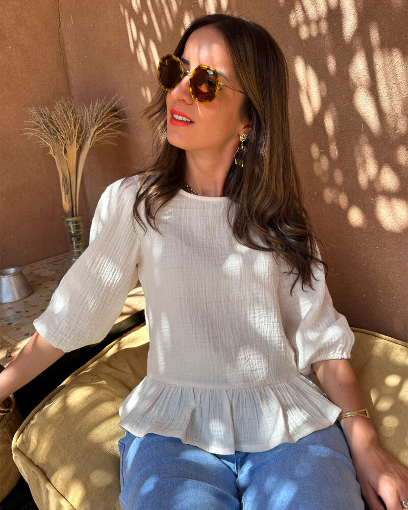 L’esprit bohème nous va si bien ! Craquez pour NINA notre blouse ecru à l’allure bohème chic qui signe un retour à une beauté naturelle ! Confectionnée en gaze de coton elle est très agréable à porter ! Encolure ronde Modèle avec volant à la base Jolies manches 3/4 élastiquées Se ferme au dos à l’aide d’un bouton Création LES PIPLETTES