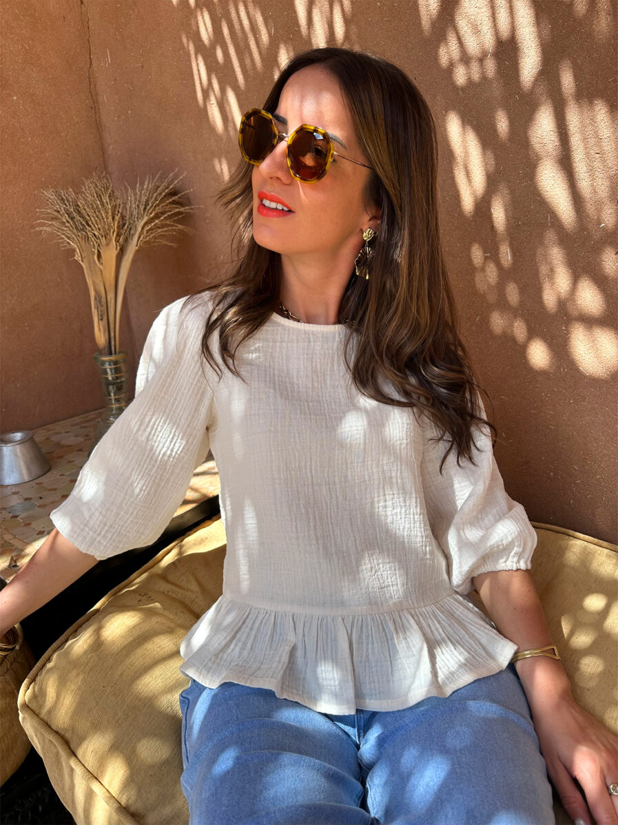 L’esprit bohème nous va si bien ! Craquez pour NINA notre blouse ecru à l’allure bohème chic qui signe un retour à une beauté naturelle ! Confectionnée en gaze de coton elle est très agréable à porter ! Encolure ronde Modèle avec volant à la base Jolies manches 3/4 élastiquées Se ferme au dos à l’aide d’un bouton Création LES PIPLETTES