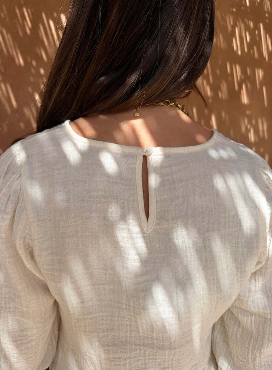 L’esprit bohème nous va si bien ! Craquez pour NINA notre blouse ecru à l’allure bohème chic qui signe un retour à une beauté naturelle ! Confectionnée en gaze de coton elle est très agréable à porter ! Encolure ronde Modèle avec volant à la base Jolies manches 3/4 élastiquées Se ferme au dos à l’aide d’un bouton Création LES PIPLETTES