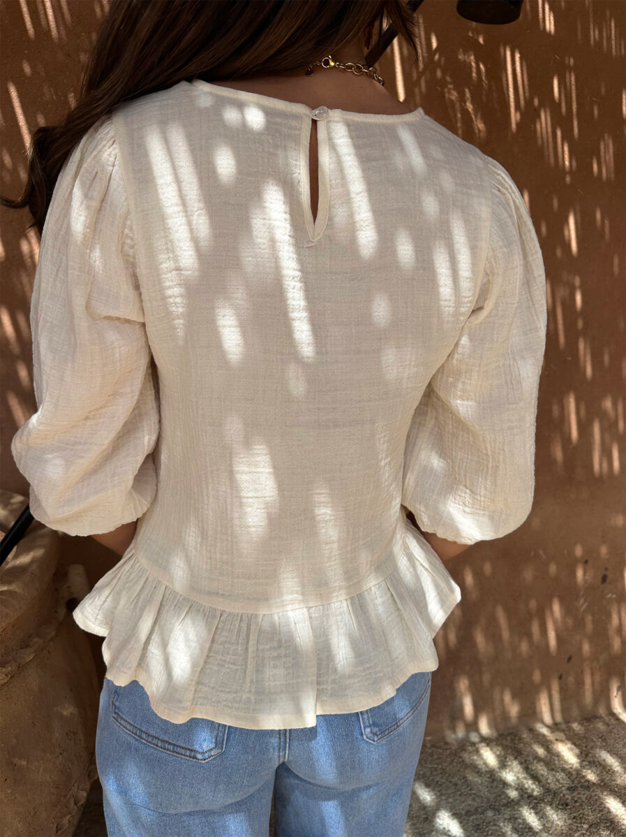 L’esprit bohème nous va si bien ! Craquez pour NINA notre blouse ecru à l’allure bohème chic qui signe un retour à une beauté naturelle ! Confectionnée en gaze de coton elle est très agréable à porter ! Encolure ronde Modèle avec volant à la base Jolies manches 3/4 élastiquées Se ferme au dos à l’aide d’un bouton Création LES PIPLETTES