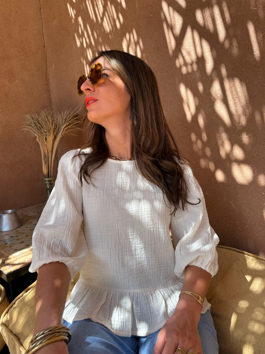 L’esprit bohème nous va si bien ! Craquez pour NINA notre blouse ecru à l’allure bohème chic qui signe un retour à une beauté naturelle ! Confectionnée en gaze de coton elle est très agréable à porter ! Encolure ronde Modèle avec volant à la base Jolies manches 3/4 élastiquées Se ferme au dos à l’aide d’un bouton Création LES PIPLETTES