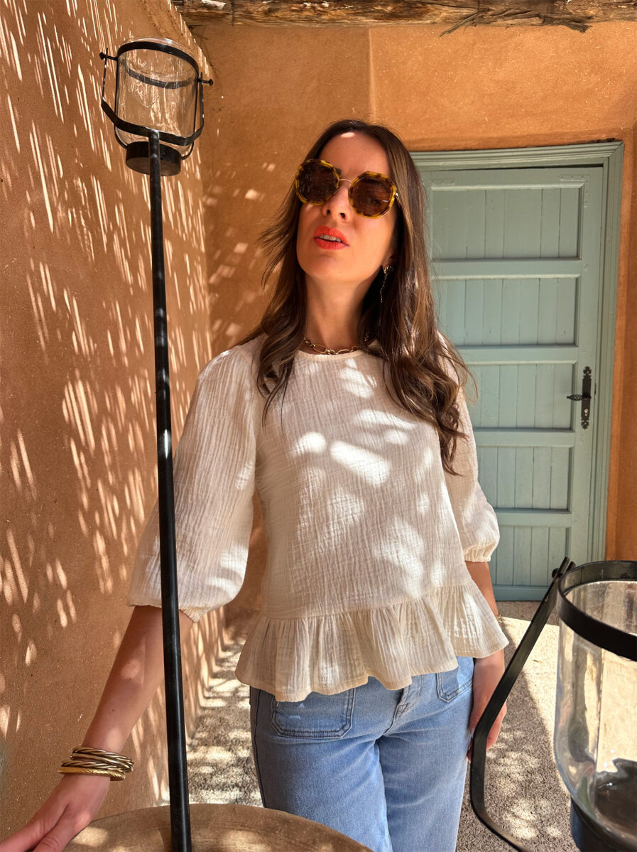 L’esprit bohème nous va si bien ! Craquez pour NINA notre blouse ecru à l’allure bohème chic qui signe un retour à une beauté naturelle ! Confectionnée en gaze de coton elle est très agréable à porter ! Encolure ronde Modèle avec volant à la base Jolies manches 3/4 élastiquées Se ferme au dos à l’aide d’un bouton Création LES PIPLETTES
