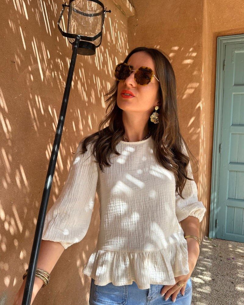 L’esprit bohème nous va si bien ! Craquez pour NINA notre blouse ecru à l’allure bohème chic qui signe un retour à une beauté naturelle ! Confectionnée en gaze de coton elle est très agréable à porter ! Encolure ronde Modèle avec volant à la base Jolies manches 3/4 élastiquées Se ferme au dos à l’aide d’un bouton Création LES PIPLETTES