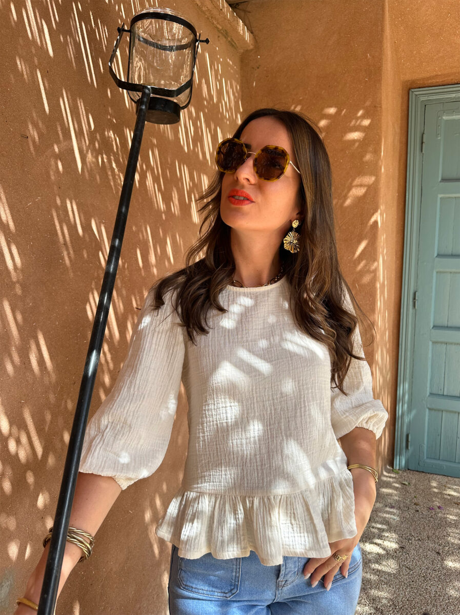 L’esprit bohème nous va si bien ! Craquez pour NINA notre blouse ecru à l’allure bohème chic qui signe un retour à une beauté naturelle ! Confectionnée en gaze de coton elle est très agréable à porter ! Encolure ronde Modèle avec volant à la base Jolies manches 3/4 élastiquées Se ferme au dos à l’aide d’un bouton Création LES PIPLETTES