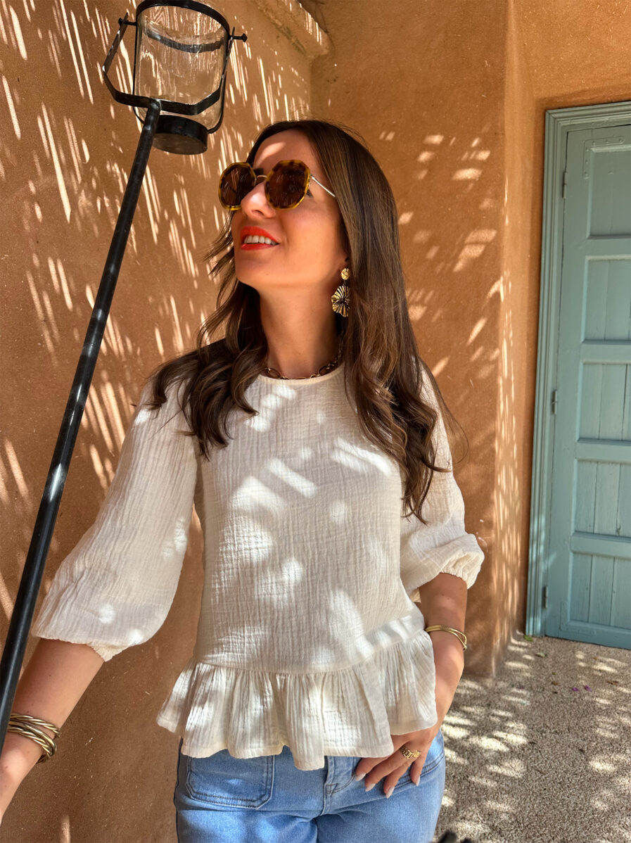 L’esprit bohème nous va si bien ! Craquez pour NINA notre blouse ecru à l’allure bohème chic qui signe un retour à une beauté naturelle ! Confectionnée en gaze de coton elle est très agréable à porter ! Encolure ronde Modèle avec volant à la base Jolies manches 3/4 élastiquées Se ferme au dos à l’aide d’un bouton Création LES PIPLETTES