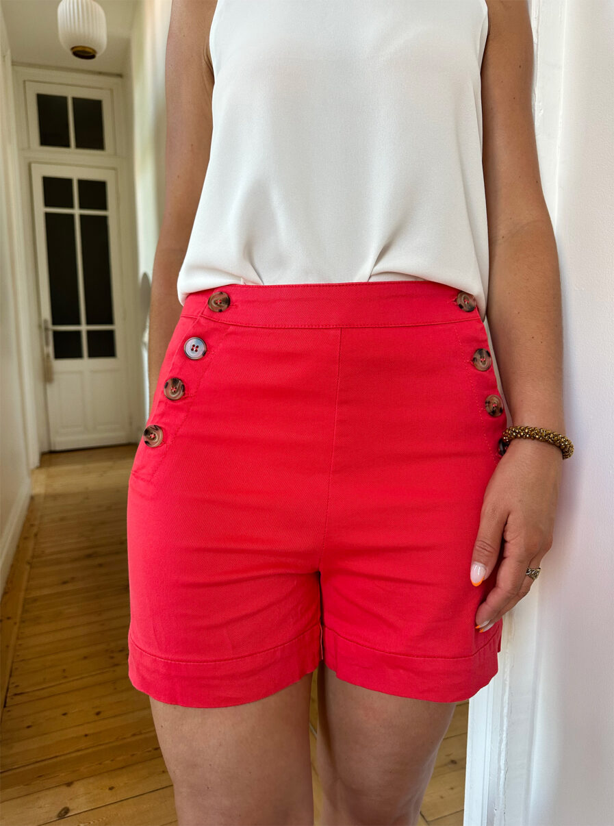 Voici TOM, notre nouveau short en coton taille haute ! On craque pour son coloris corail éclatant. Avec sa taille haute, et ses jolis boutons côtés, il mettra votre taille en valeur Le mélange coton et élasthanne assure un confort optimal.