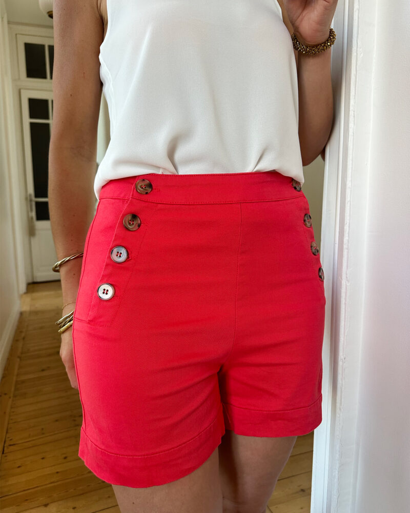 Voici TOM, notre nouveau short en coton taille haute ! On craque pour son coloris corail éclatant. Avec sa taille haute, et ses jolis boutons côtés, il mettra votre taille en valeur Le mélange coton et élasthanne assure un confort optimal.