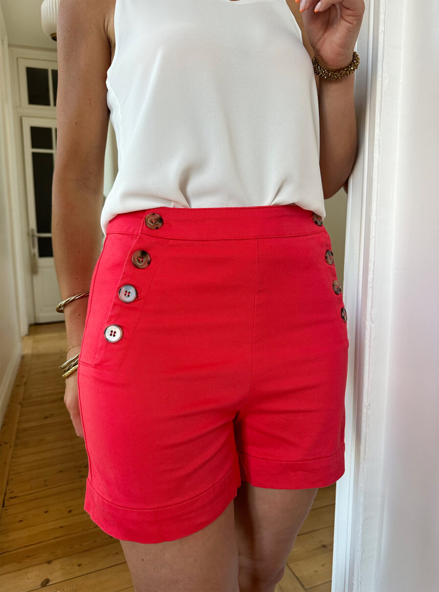 Voici TOM, notre nouveau short en coton taille haute ! On craque pour son coloris corail éclatant. Avec sa taille haute, et ses jolis boutons côtés, il mettra votre taille en valeur Le mélange coton et élasthanne assure un confort optimal.