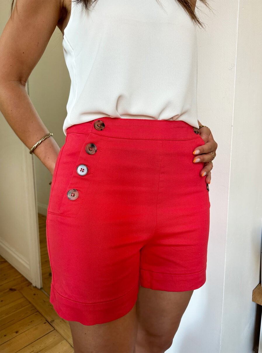 Voici TOM, notre nouveau short en coton taille haute ! On craque pour son coloris corail éclatant. Avec sa taille haute, et ses jolis boutons côtés, il mettra votre taille en valeur Le mélange coton et élasthanne assure un confort optimal.