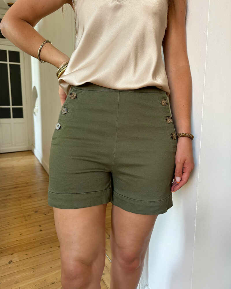 Voici TOM, notre nouveau short en coton taille haute ! On craque pour son coloris kaki, intemporel et tendance. Avec sa taille haute, et ses jolis boutons côtés, il mettra votre taille en valeur. Le mélange coton et élasthanne assure un confort optimal. On aime le porter avec un joli haut ecru et une paire de sandales !
