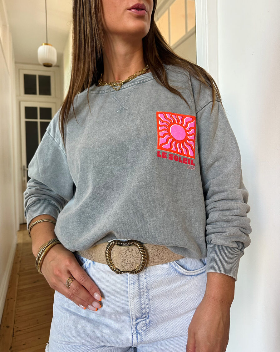 Adoptez un look ensoleillé avec nos sweats Le Soleil ajoutant une touche estivale et positive à votre tenue ! Ce sweat gris 100% coton mise sur le confort sans faire l’impasse sur le style. – Son col rond et sa coupe avec le bout des manches et le bas du sweat élastiqué en font une pièce facile à porter au quotidien. – Ce qui le rend unique ? Un logo coloré sérigraphié sur le devant, représentant un soleil accompagné de l’inscription « Le Soleil » dans des teintes chaudes de rose et d’orange. – À l’arrière, ce même motif est repris en version agrandie, avec l’inscription Le soleil. – Une pièce pleine de bonne humeur, parfaite pour faire rayonner vos looks, même les jours plus frais.