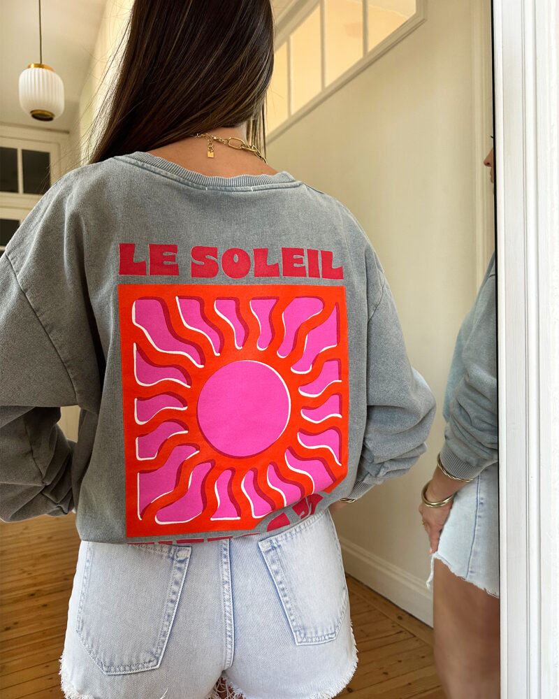 Adoptez un look ensoleillé avec nos sweats Le Soleil ajoutant une touche estivale et positive à votre tenue ! Ce sweat gris 100% coton mise sur le confort sans faire l’impasse sur le style. – Son col rond et sa coupe avec le bout des manches et le bas du sweat élastiqué en font une pièce facile à porter au quotidien. – Ce qui le rend unique ? Un logo coloré sérigraphié sur le devant, représentant un soleil accompagné de l’inscription « Le Soleil » dans des teintes chaudes de rose et d’orange. – À l’arrière, ce même motif est repris en version agrandie, avec l’inscription Le soleil. – Une pièce pleine de bonne humeur, parfaite pour faire rayonner vos looks, même les jours plus frais.