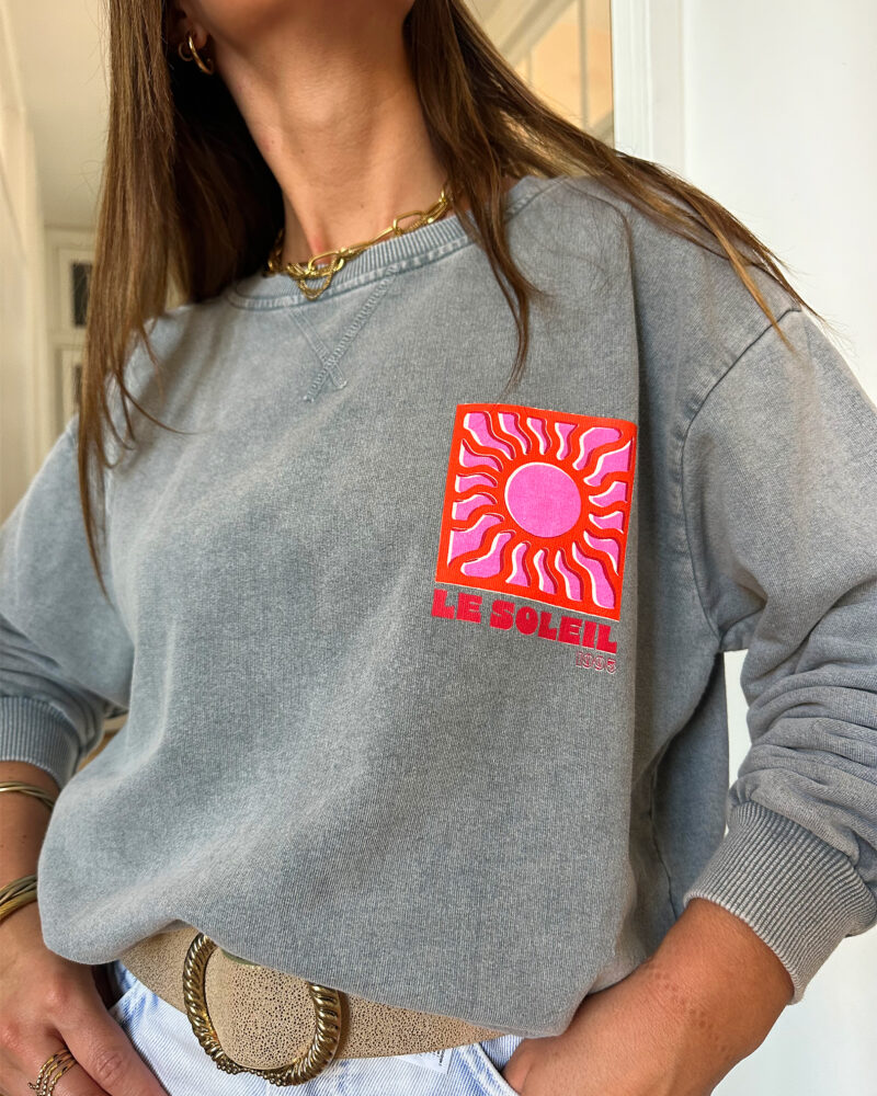 Adoptez un look ensoleillé avec nos sweats Le Soleil ajoutant une touche estivale et positive à votre tenue ! Ce sweat gris 100% coton mise sur le confort sans faire l’impasse sur le style. – Son col rond et sa coupe avec le bout des manches et le bas du sweat élastiqué en font une pièce facile à porter au quotidien. – Ce qui le rend unique ? Un logo coloré sérigraphié sur le devant, représentant un soleil accompagné de l’inscription « Le Soleil » dans des teintes chaudes de rose et d’orange. – À l’arrière, ce même motif est repris en version agrandie, avec l’inscription Le soleil. – Une pièce pleine de bonne humeur, parfaite pour faire rayonner vos looks, même les jours plus frais.