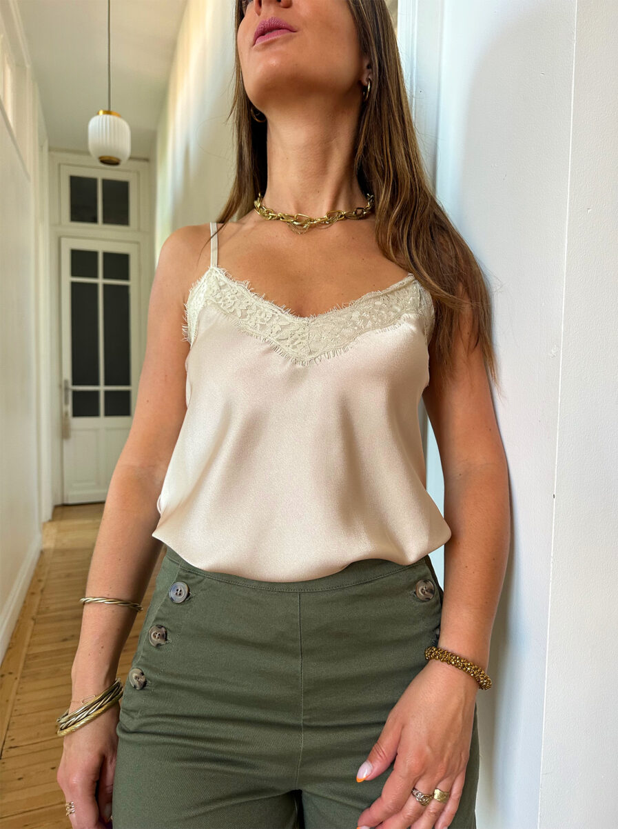 Voici Louane notre nouveau caraco en satin trop mignon ! Simple et raffiné le caraco est un indispensable du dressing des piplettes, une pièce à porter de manière casual ou pour des looks plus sophistiqués. • Fines bretelles réglables • Joli décolleté en V avec détails dentelle • Matière fluide et douce • Tissu satin Associez-le à votre jean préféré ou rentrez-le dans une jupe taille haute ! On aime : – Le charme de sa dentelle – Son tissu fluide agréable à porter