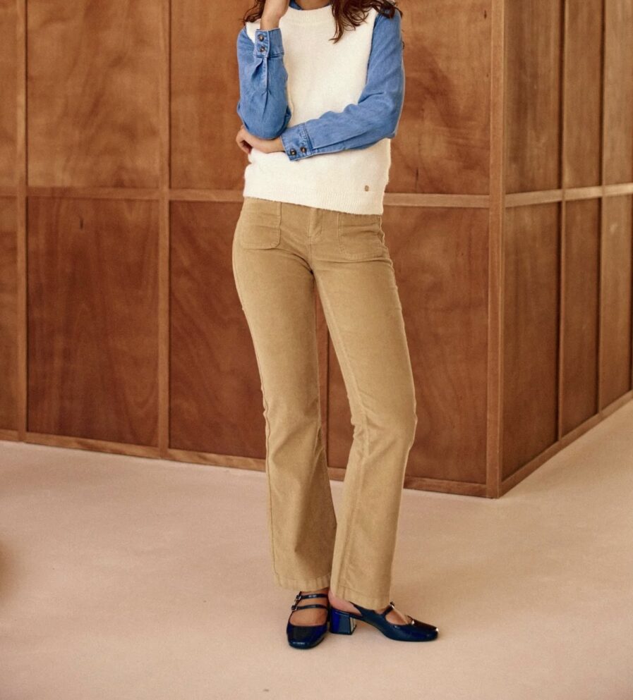 Notre mythique pantalon Lana, édition velours beige ultra chic. Vos jambes s’allongent, c’est magique ! – Pantalon bootcut en velours côtelé – Deux poches plaquées sur le devant – Passants à la taille – Fausses poches passepoilées à l’arrière – Bouton doré et zip pour fermer – Modèle déposé On aime le porter avec : un gros pull et une paire de bottines un look tendance !