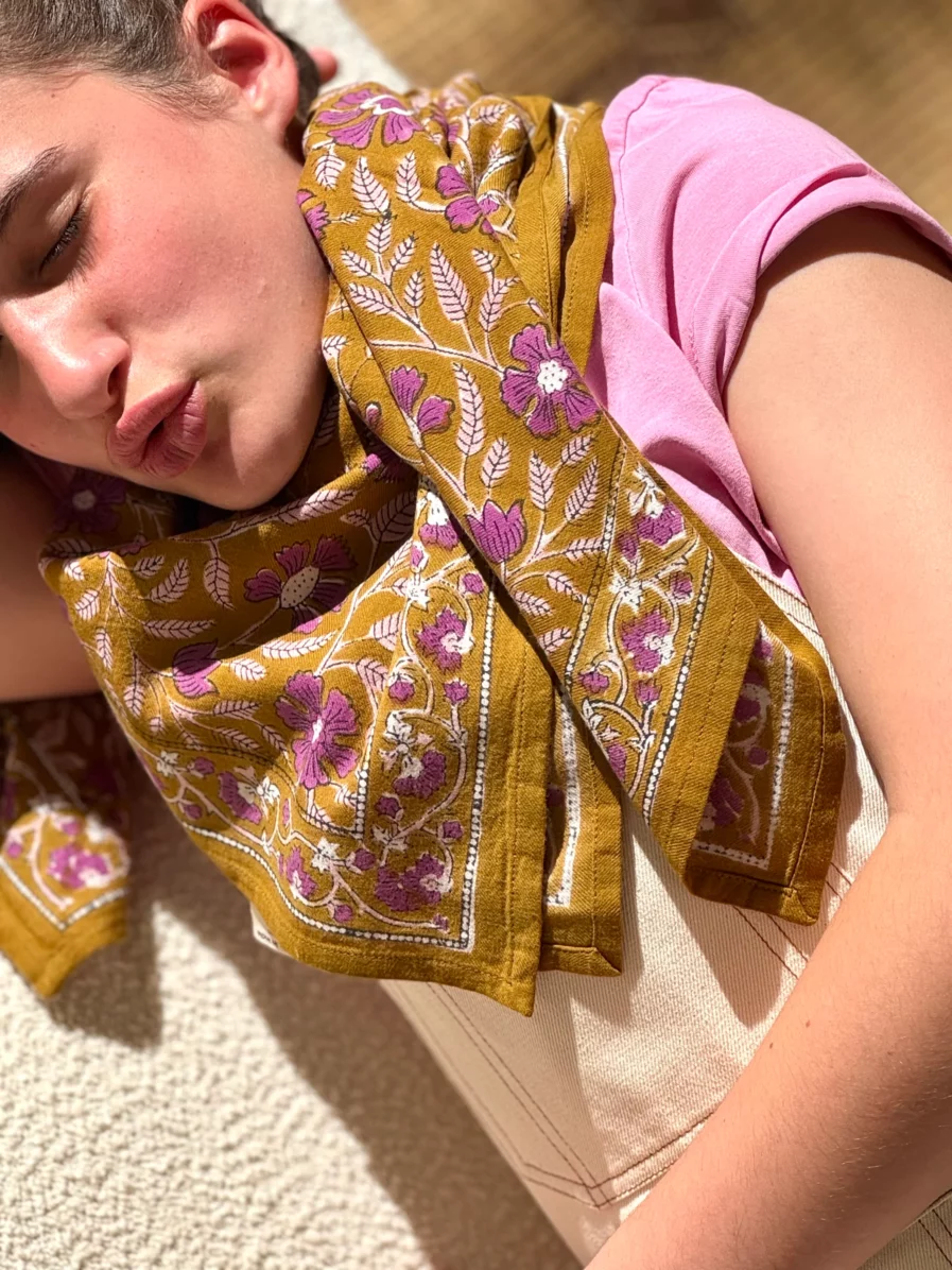 Nos grands foulards indiens apportent une touche d'élégance à toutes vos tenues, qu'elles soient décontractées ou plus habillées. Vous pourrez le nouer autour de votre cou, de votre sac ou le mettre dans vos cheveux. 100% coton doux et teintures naturelles Imprimé à la main avec des tampons de bois Grand format de 100 cm x 100 cm Imaginé en France et confectionné en Inde
