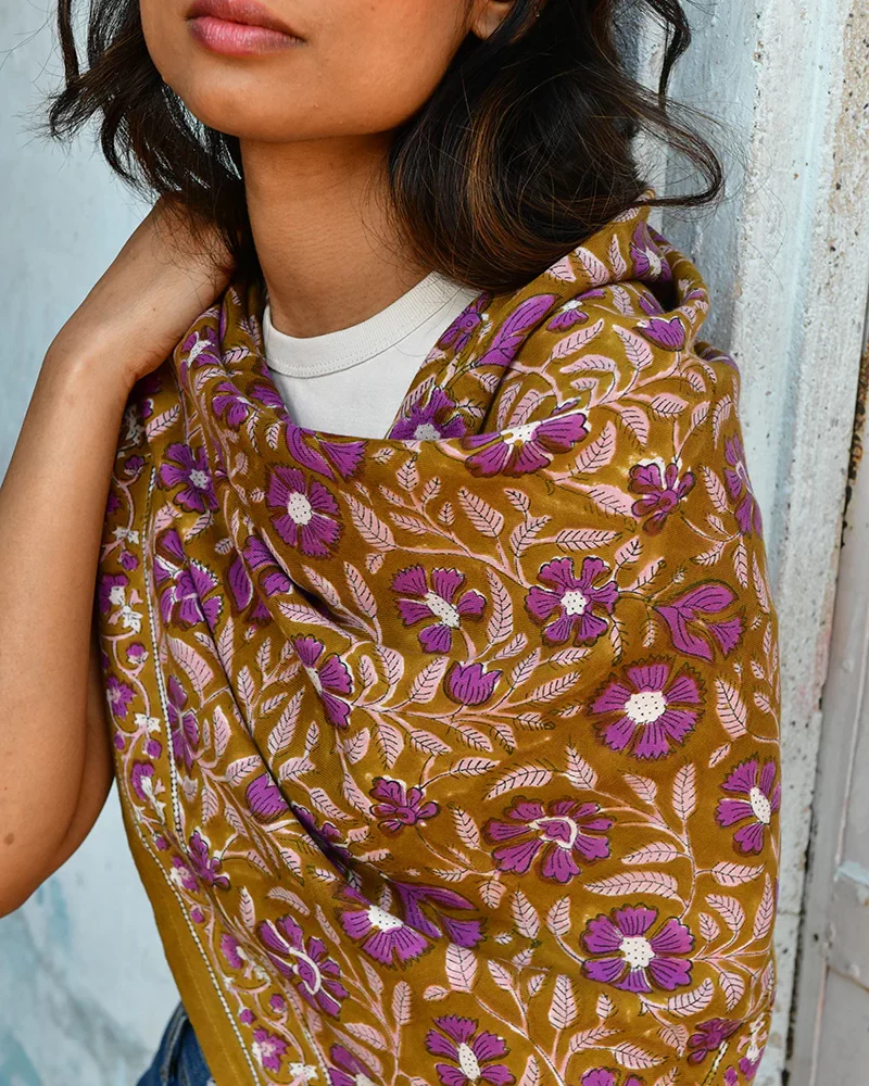 Nos grands foulards indiens apportent une touche d'élégance à toutes vos tenues, qu'elles soient décontractées ou plus habillées. Vous pourrez le nouer autour de votre cou, de votre sac ou le mettre dans vos cheveux. 100% coton doux et teintures naturelles Imprimé à la main avec des tampons de bois Grand format de 100 cm x 100 cm Imaginé en France et confectionné en Inde
