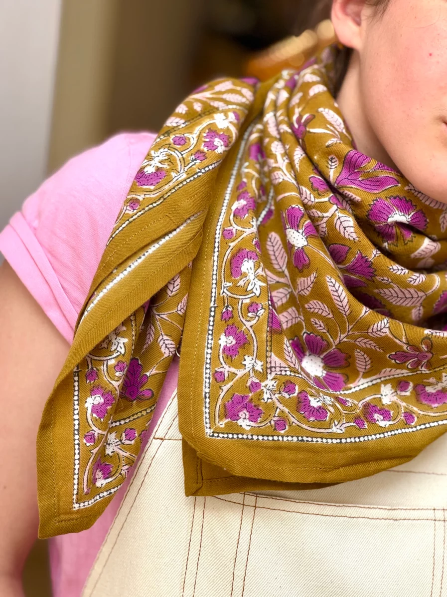Nos grands foulards indiens apportent une touche d'élégance à toutes vos tenues, qu'elles soient décontractées ou plus habillées. Vous pourrez le nouer autour de votre cou, de votre sac ou le mettre dans vos cheveux. 100% coton doux et teintures naturelles Imprimé à la main avec des tampons de bois Grand format de 100 cm x 100 cm Imaginé en France et confectionné en Inde