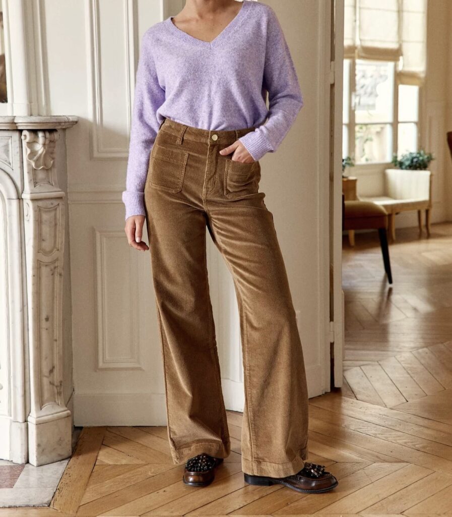 Naura c’est notre nouveau pantalon en velours ultra mode ! Vos jambes s’allongent, c’est magique ! – Coupe flare et taille haute – Passants à la taille – Poches plaquées devant et dos On aime le porter avec : une grosse maille pour un look tendance hivernal !