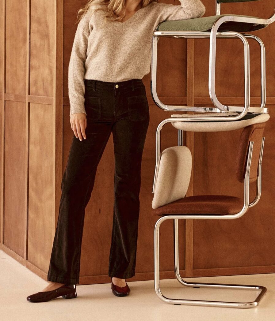Notre mythique pantalon Lana, édition velours ultra chic. Vos jambes s’allongent, c’est magique ! – Pantalon bootcut en velours côtelé – Deux poches plaquées sur le devant – Passants à la taille – Fausses poches passepoilées à l’arrière – Bouton doré et zip pour fermer – Modèle déposé On aime le porter avec une grosse maille et des bottines pour un look tendance hivernal !