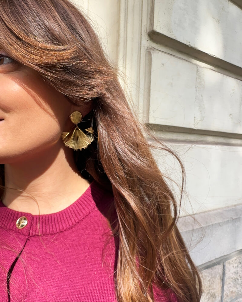 Zoom boucles d'oreille dorée MORGANE sur modèle.