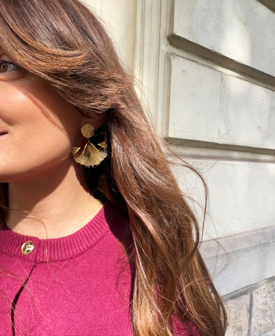 Zoom boucles d'oreille dorée MORGANE sur modèle.