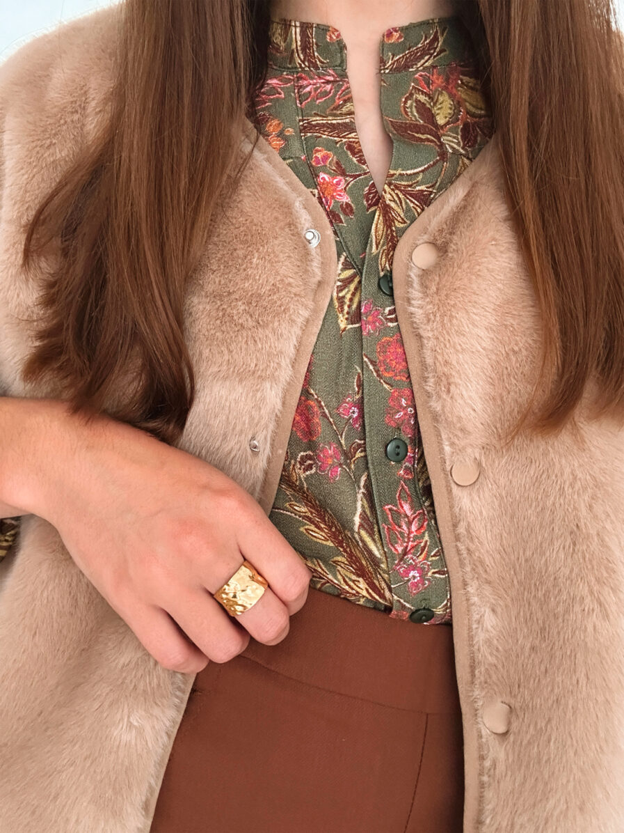 Zoom sur la bague Amara dorée martelée portée à la main, un bijou élégant et tendance.