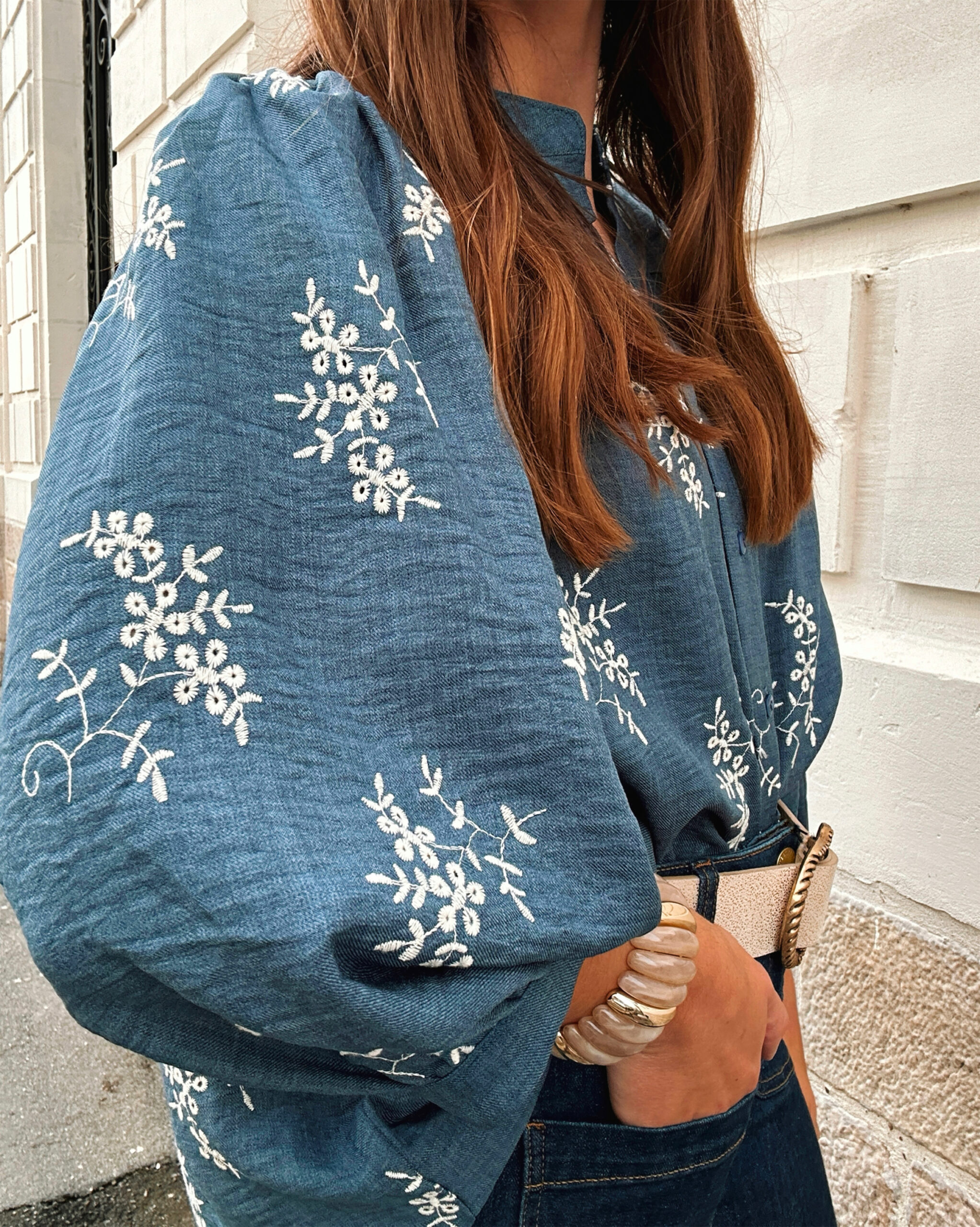 blouse-amelie-lespiplettes5 Zoom sur la manche de la blouse AMÉLIE bleue brodé à fleurs blanches.